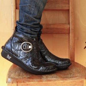 Like NEW Alegria Caiti Booties Black Rose Silver